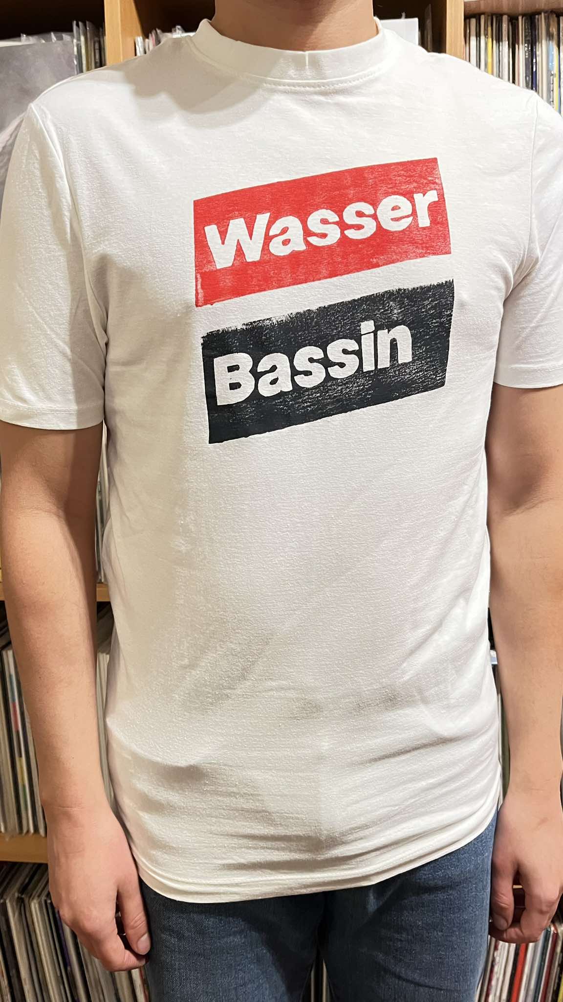 Wasser Bassin Logo - T-shirt (Blue/Red) - Image 3